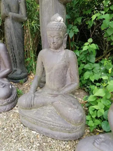 Artikelbild 4 des Artikels “Sitzender Buddha, Indien, 100 cm Höhe, Kunststein, hohl, handgefertigt & farbig. Gussstein mit antikem Finish, handgefertigt und nachbearbeitet. Eingefaerbt in der Farbe Antik-Finish “